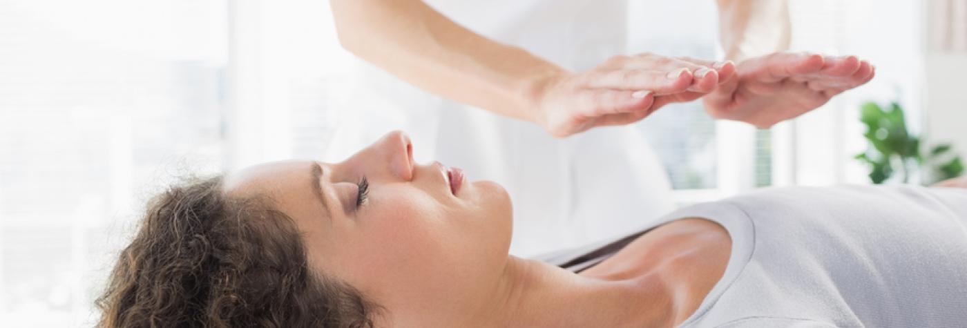 woman-receiving-reiki-treatment